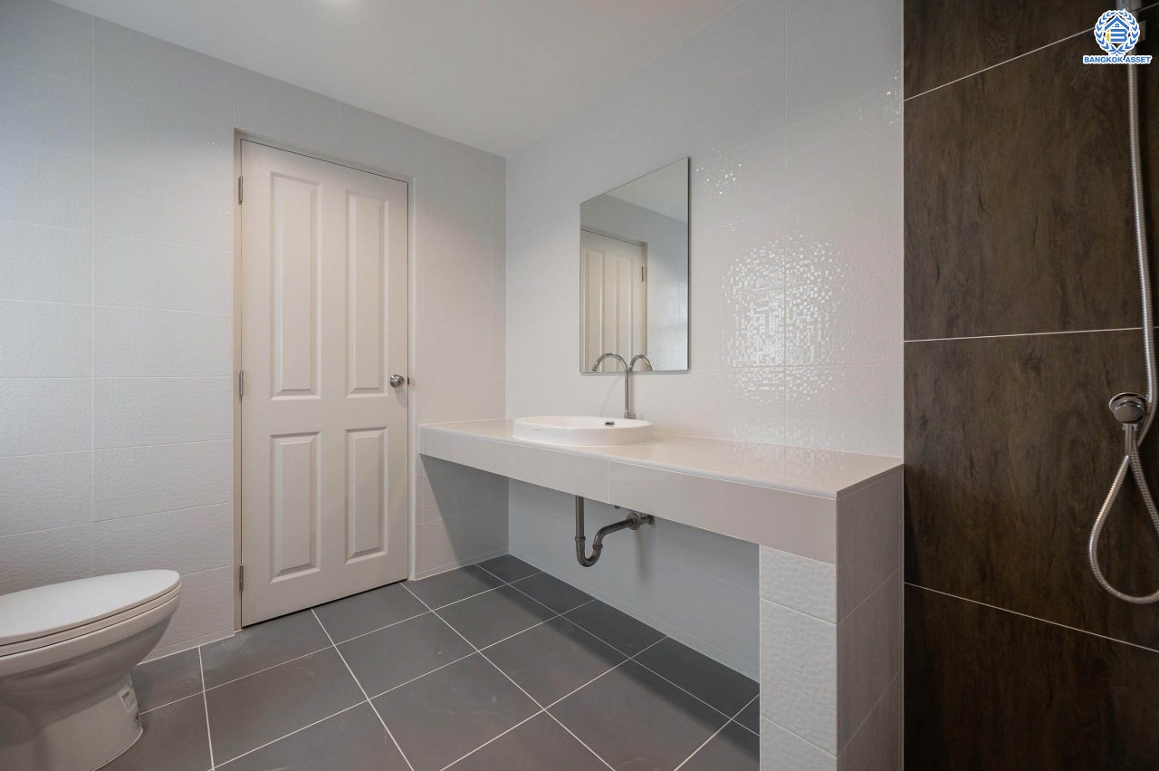 บ้านมือสองตกแต่งใหม่ โครงการ มณธานี บางแค บ้านเดี่ยว 3 ชั้น ดีไซน์หรูหรา เนื้อที่กว้าง 55.3 ตร.ว. พื้นที่ใช้สอย 240 ตร.ม. ฟังก์ชัน 5 ห้องนอน 4 ห้องน้ำ 2 ที่จอดรถ ฟังก์ชันครบตอบทุกไลฟ์สไตล์ บนทำเลศักยภาพ เชื่อมต่อถนนกาญจนาภิเษก ใกล้เดอะมอลล์บางแค ใกล้รถไฟฟ้าสายสีน้ำเงิน "สถานีหลักสอง" และจุดขึ้นทางด่วน "กาญจนาภิเษก"...